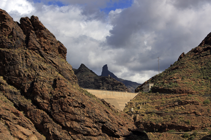 2016-11-07_135313 gran-canaria-2016.jpg - Blick �ber die Staumauer des Preso del Parralillo zum Mirador del Molino und den Roque Bentayga